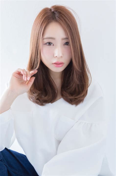 おでこ美人の特権！前髪なしが美しいストレートセミロングスタイルとは Hair