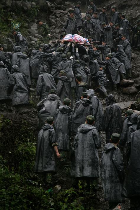 汶川地震15周年｜在废墟上重生，这些画面依然让人噙满泪水汶川地震新浪新闻