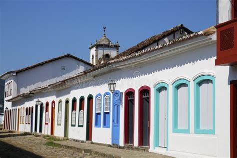 Fachadas Típicas De La Casa Bajo El Sol Con Puertas Y Ventanas