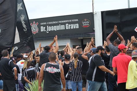 Torcida Organizada Protesta No Ct Do Corinthians Placar