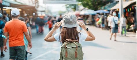 Mujer Viajera De Visita En Bangkok Turista Con Mochila Y Sombrero De