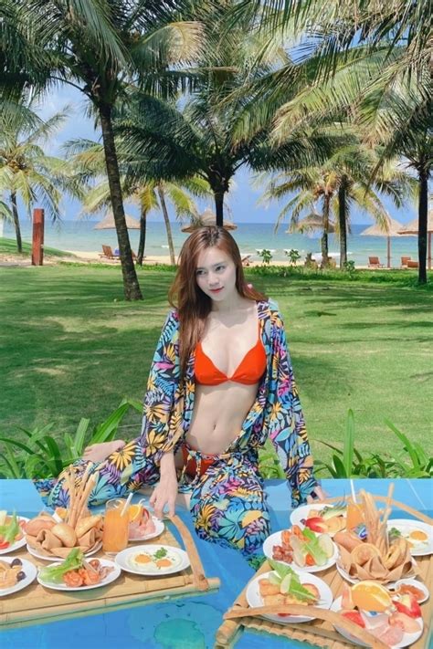 Lan Ngọc tung ảnh bikini nóng bỏng khoe vòng eo 54