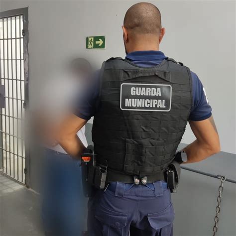 Guarda Municipal De Folga Ajuda A Prender Homem Por Importunação Sexual