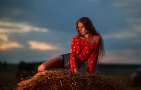 Обои blouse sky nature clouds model women brunette hips на
