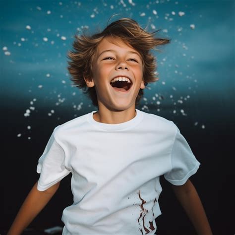 Un niño con camiseta blanca está muy feliz Foto Premium