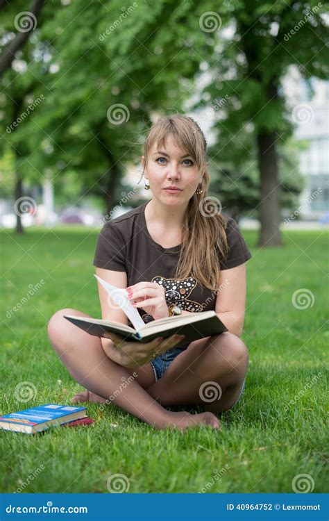 Het Mooie Meisje Leest Boek In Een Park Stock Foto Image Of Examen