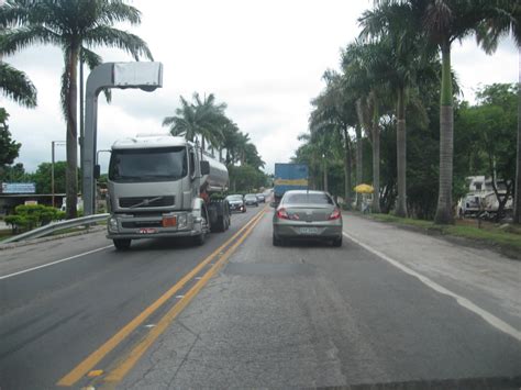 Caminhão tanque tomba em Casimiro de Abreu e interdita BR 101 Rio das