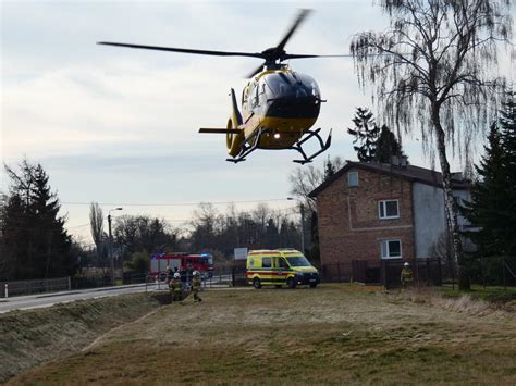 Dziecko Potr Cone Przez Samoch D Stan Dziewczynki Ci Ki Na Miejscu