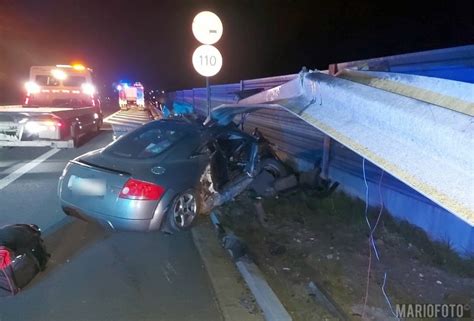 Wypadek na autostradzie A4 Audi wypadło z drogi uderzyło w bariery i