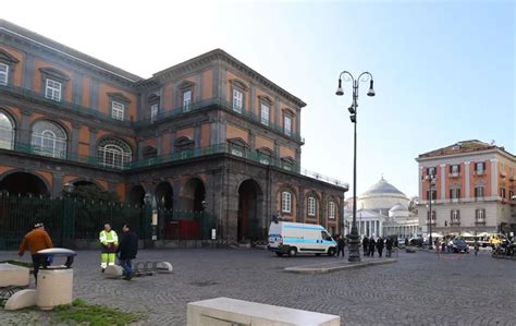 Napoli Rimosso Il Parcheggio Abusivo Nellarea Pedonale Di Palazzo Reale