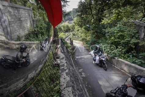 Jalur Alternatif Sepeda Motor Menuju Puncak Bogor Antara Foto