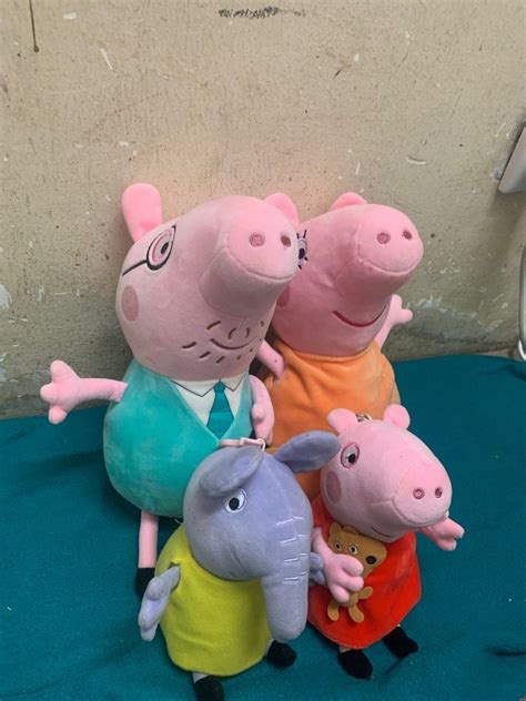 Peppa pig set family, Hobbies & Toys, Toys & Games on Carousell