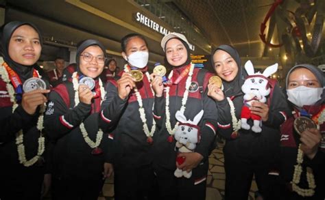 Raih Juara Umum Di Sea Games Kamboja Tim Pencak Silat Tiba Di Tanah