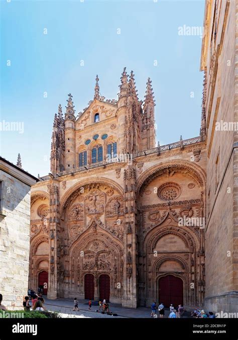 Fachada principal de la Nueva Catedral de Salamanca Construcción de la