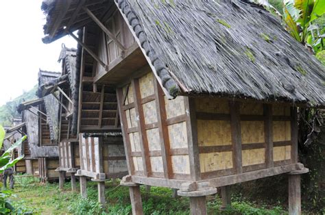 Konstruksi Lumbung Padi Tradisional