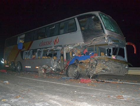 Un muerto dejó el choque entre un bus y un camión en la Ruta 5 Sur