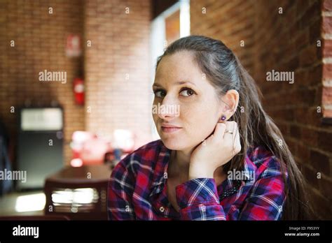 Femme Assise Dans Banque De Photographies Et Dimages à Haute