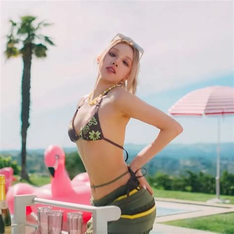 4 Hot Sexy Tseng Li Cheng Bikini Pics