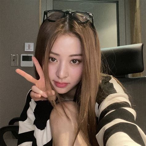 Huh Yunjin Le Sserafim Selca Icon Pfp Kpop Kpop Girls Girl Icons Girl