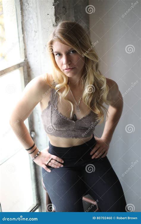 Portrait D Une Belle Femme Blonde Avec Des Yeux De Brown Photo Stock Image Du Femme Longtemps