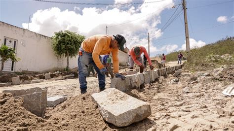 Prefeitura Avan A Programa De Pavimenta O De Ruas E Moradores Do