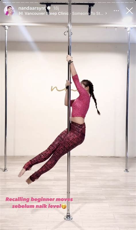 Potret Nanda Arsyinta Latihan Pole Dance Makin Lentur