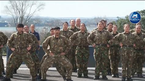 Menari Tarian Haka Suku Maori Mengenang Ratu Elizabeth Ii