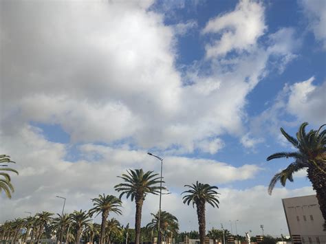 Temps Partiellement Nuageux Avec Des Pluies Faibles Sur Les R Gions De