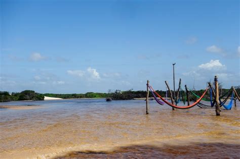 Redes em um banco de areia na paisagem tropical do estuário dos