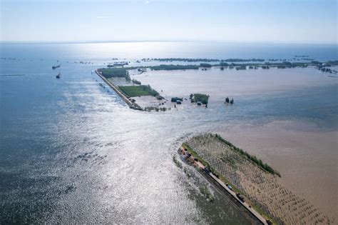 聚焦防汛抗洪丨湖南岳阳市华容县团洲垸洞庭湖一线堤防决口现场抢险进行时