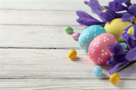 Composizione Con Uova Di Pasqua E Fiori Di Iris Sullo Sfondo Spazio