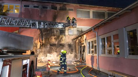 Sch Ler Duo Legt Feuer In Schule Und Filmt Brand