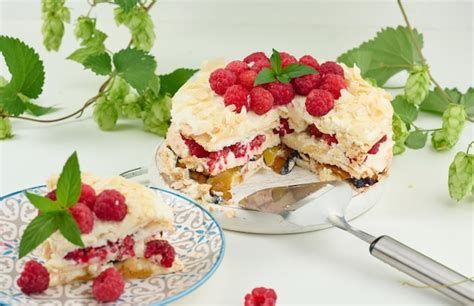 Tarte Ronde La Meringue Aux Framboises Fra Ches Sur Fond Blanc