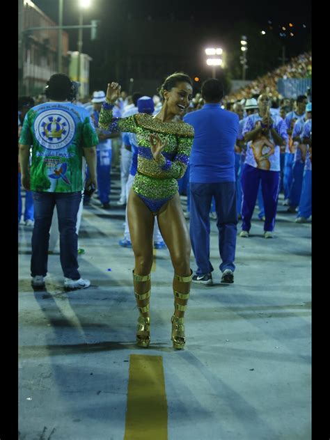 Foto Sabrina Sato Mostra Pernas Saradas E Samba Muito No Ensaio