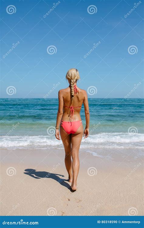 Bella Donna In Bikini Che Cammina Verso Il Mare Fotografia Stock