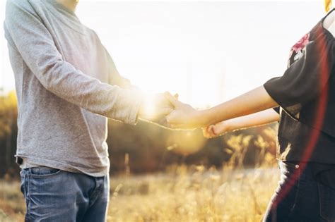 Bastante Joven Pareja Rom Ntica Pasar Tiempo Juntos Al Aire Libre