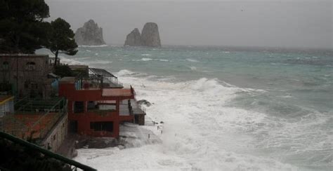 Effetto Maltempo A Napoli Disagi Per I Collegamenti Marittimi A Causa