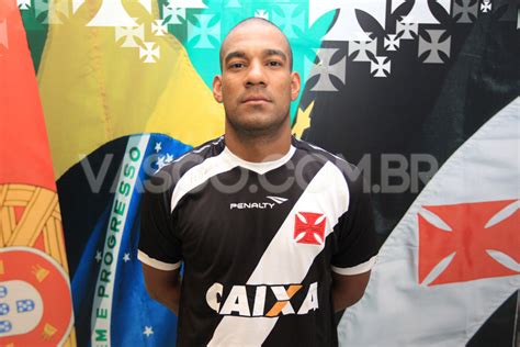 Zagueiro Rodrigo Posa A Camisa Do Vasco E Fala Em Brigar Por