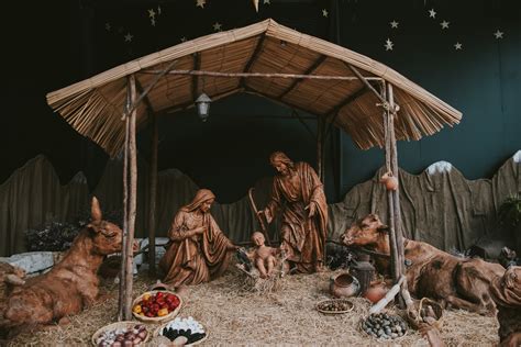 Jesus’ birth teaches us to look for God in unexpected places | America Magazine