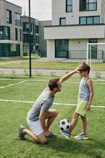 Retrato Vertical De Amoroso Padre E Hijo Jugando Al F Tbol Juntos En La