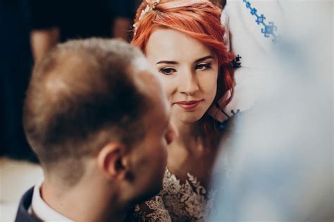 Feliz Novia Y Elegante Novio Haciendo Votos Durante La Ceremonia De La