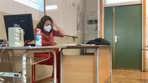 Studenti Sparano In Classe Alla Prof Con Pistola Ad Aria Compressa E