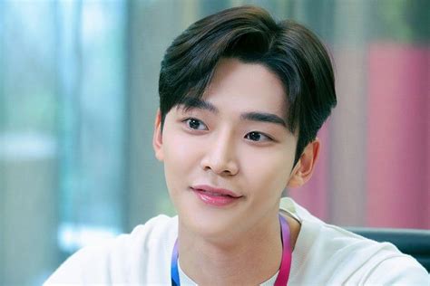 Rowoon De Sf9 Es Un Integrante Del Equipo De Marketing Para Una Marca