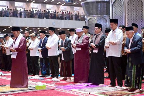 Presiden Dan Ibu Iriana Jokowi Tunaikan Salat Idulfitri 1445 Hijriah Di