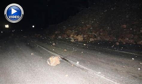 Yamaçtan düşen kayalar yolu trafiğe kapattı ASAYİŞ Erzurum Pusula