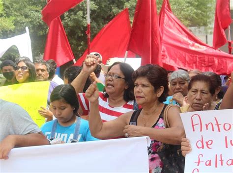 Se Manifiestan Antorchistas En La Capital Del Estado Frente A Palacio