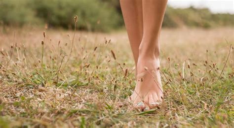 8 Raisons De Marcher Pieds Nus 5 Minutes Par Jour Bio à La Une