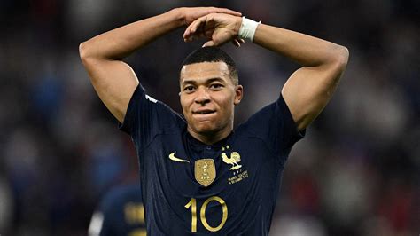 LUP Kylian Mbappé en camino a sentarse en la misma mesa que Pelé y