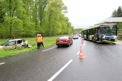 Morla S Deux Bless S Dans Une Collision Entre Une Voiture Et Un Bus