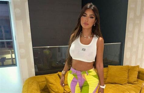 Ça fait bouée Maeva Ghennam dévoile ses fesses dans un bikini sulfureux